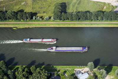 909122 Luchtfoto van twee binnenvaartschepen op het Amsterdam-Rijnkanaal te Utrecht.
